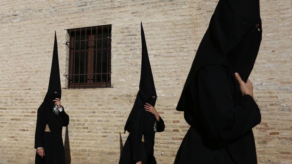 Nazarenos de Los Javieres en las inmediaciones del templo parroquial de Omnium Sanctorum