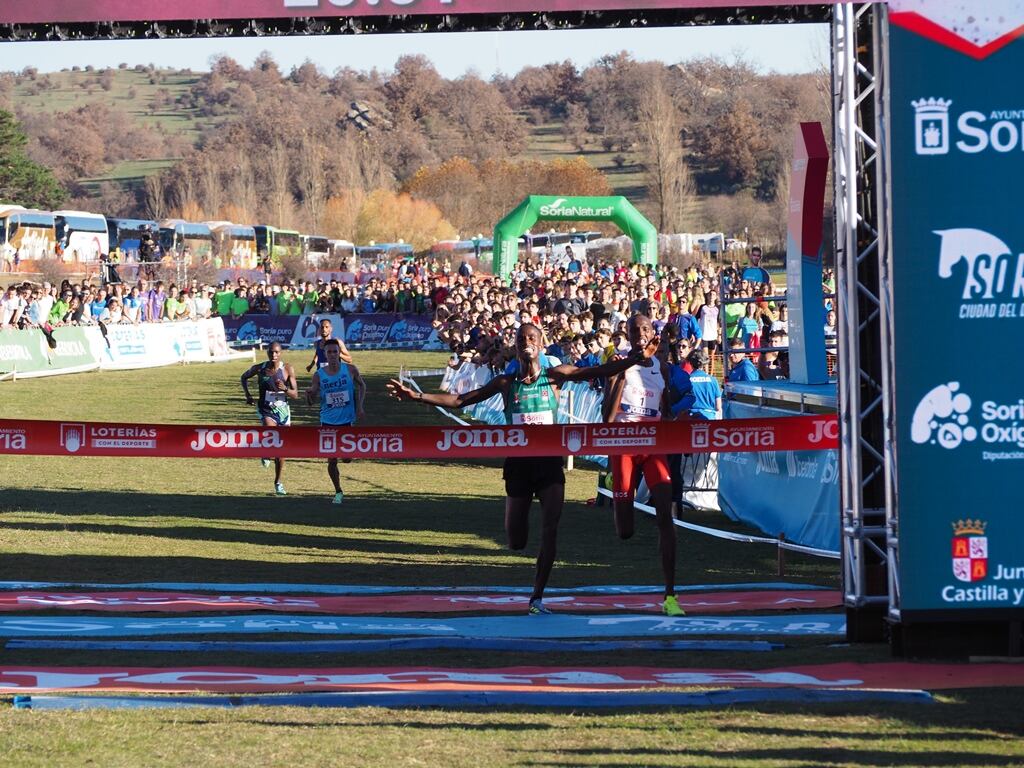 Ajustado final de la carrera masculina en el Cross de Soria, con victoria para Kwizera sobre Chepkwoni.