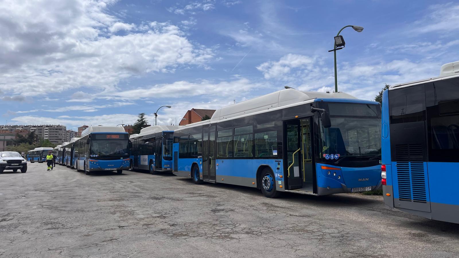 Llegada de los primeros autobuses urbanos cedidos por el Ayuntamiento de Madrid a las cocheras municipales