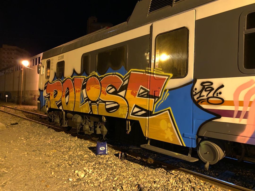 Vagones con grafitis en la estación de Lorca Sutullena