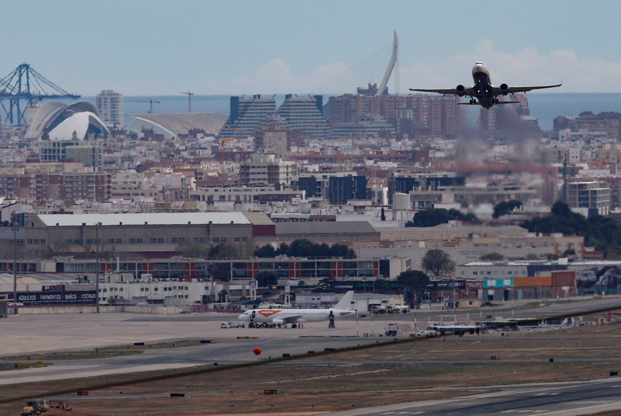 MANISES (VALENCIA), 28/03/2024.-Un avión despega del aeropuerto de Manises (Valencia). EFE/ Kai Forsterling