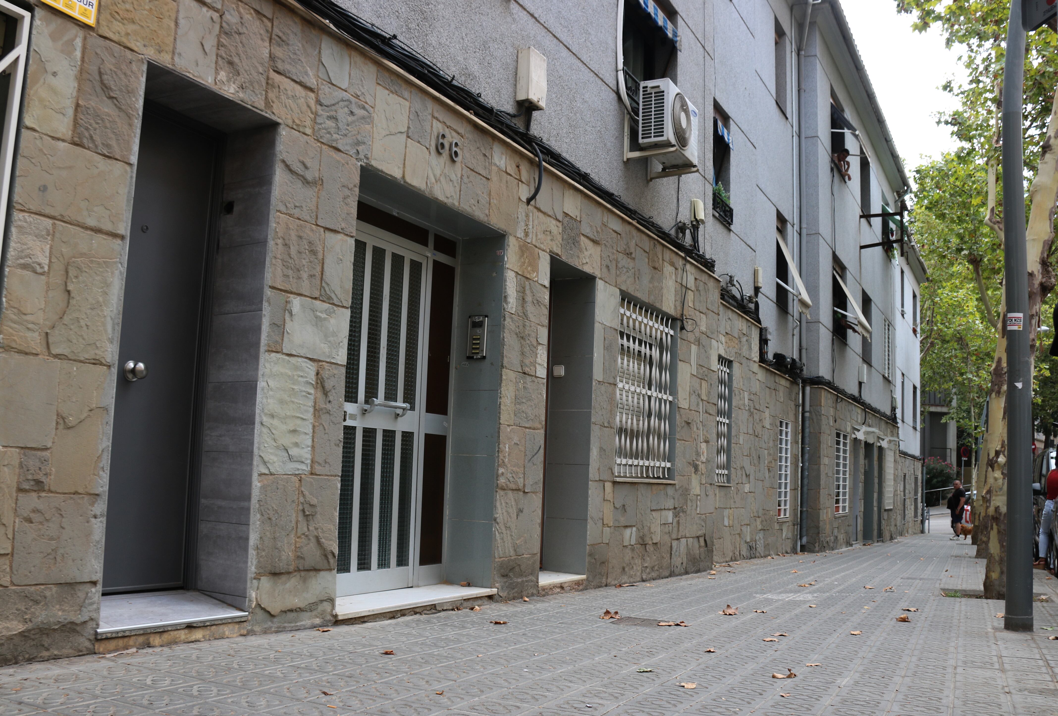 Fachada del edificio del distrito de Nou Barris (Barcelona) en el que ha tenido lugar la muerte de la mujer de 29 años que se está investigando como un nuevo feminicidio 