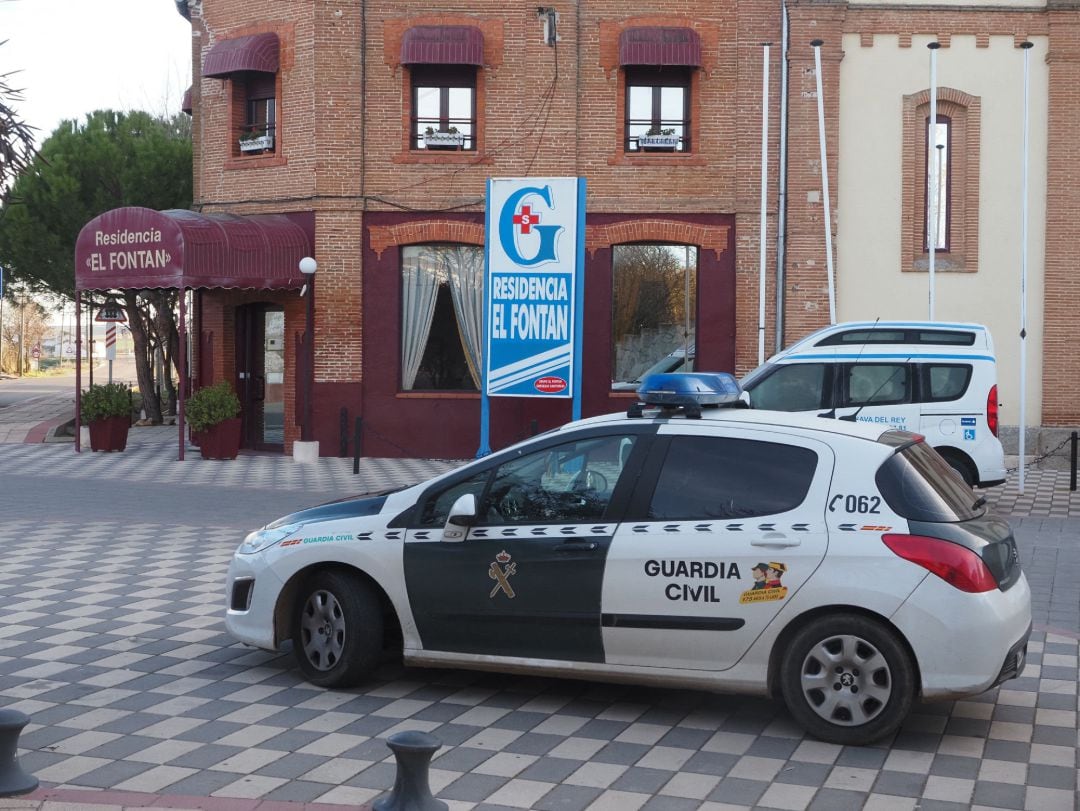 Un coche de la Guardia Civil frente a la residencia de ancianos.