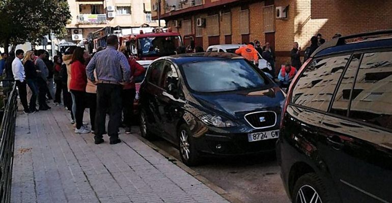 Profesionales de los servicios sanitarios atienden al joven herido con quemaduras graves en el incendio de un piso en la calle Pintor Ruiz Picasso de Linares.