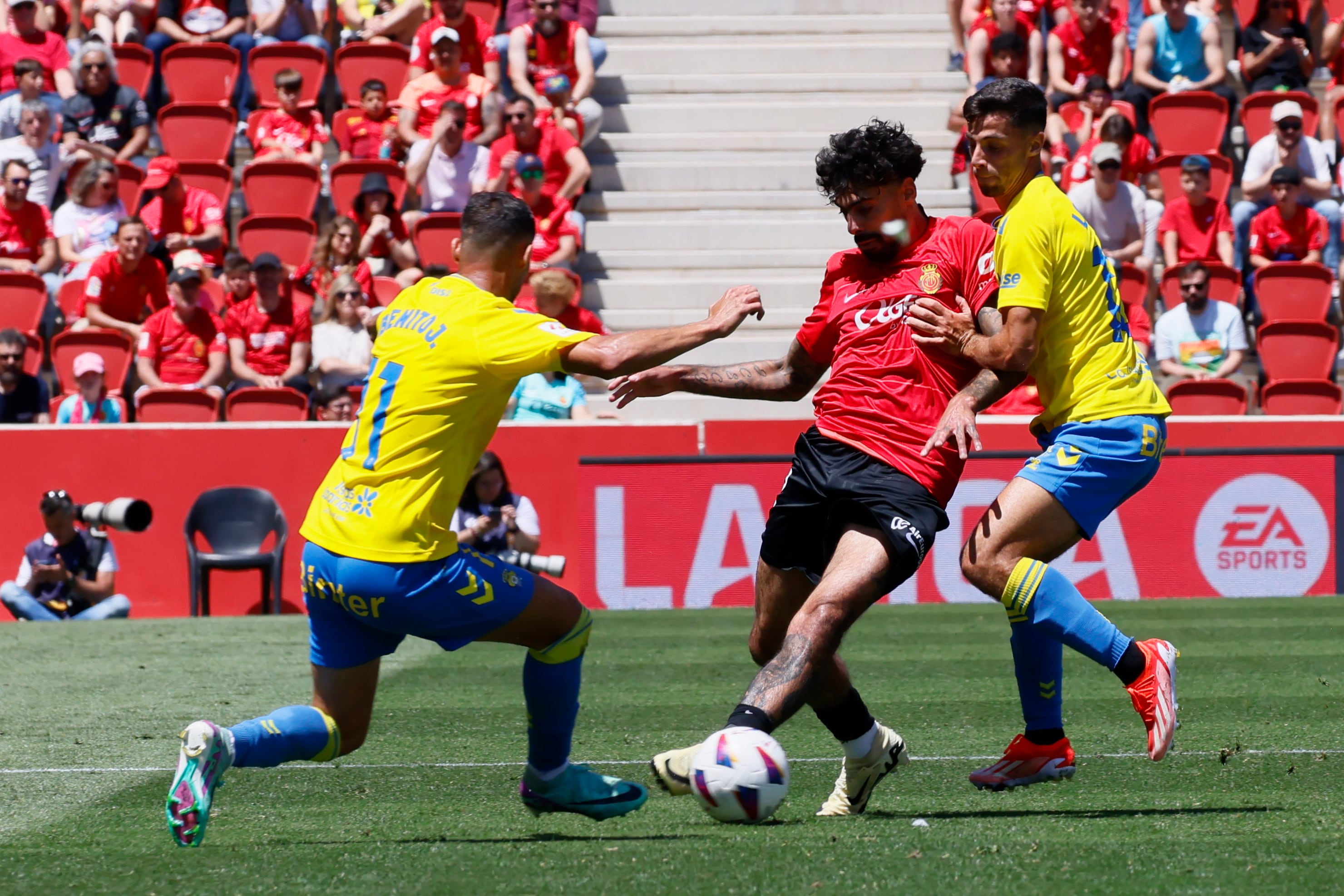 PALMA DE MALLORCA, 11/05/2024.-El centrocampista portugués del Mallorca Samuel Almeida Costa y el centrocampista del Las Palmas Benito Ramírez, durante el partido de la jornada 35 de LaLiga entre el Real Mallorca y U.D Las Palmas, que se disputa este sábado en el estadio de Son Moix en Palma .- EFE/CATI CLADERA
