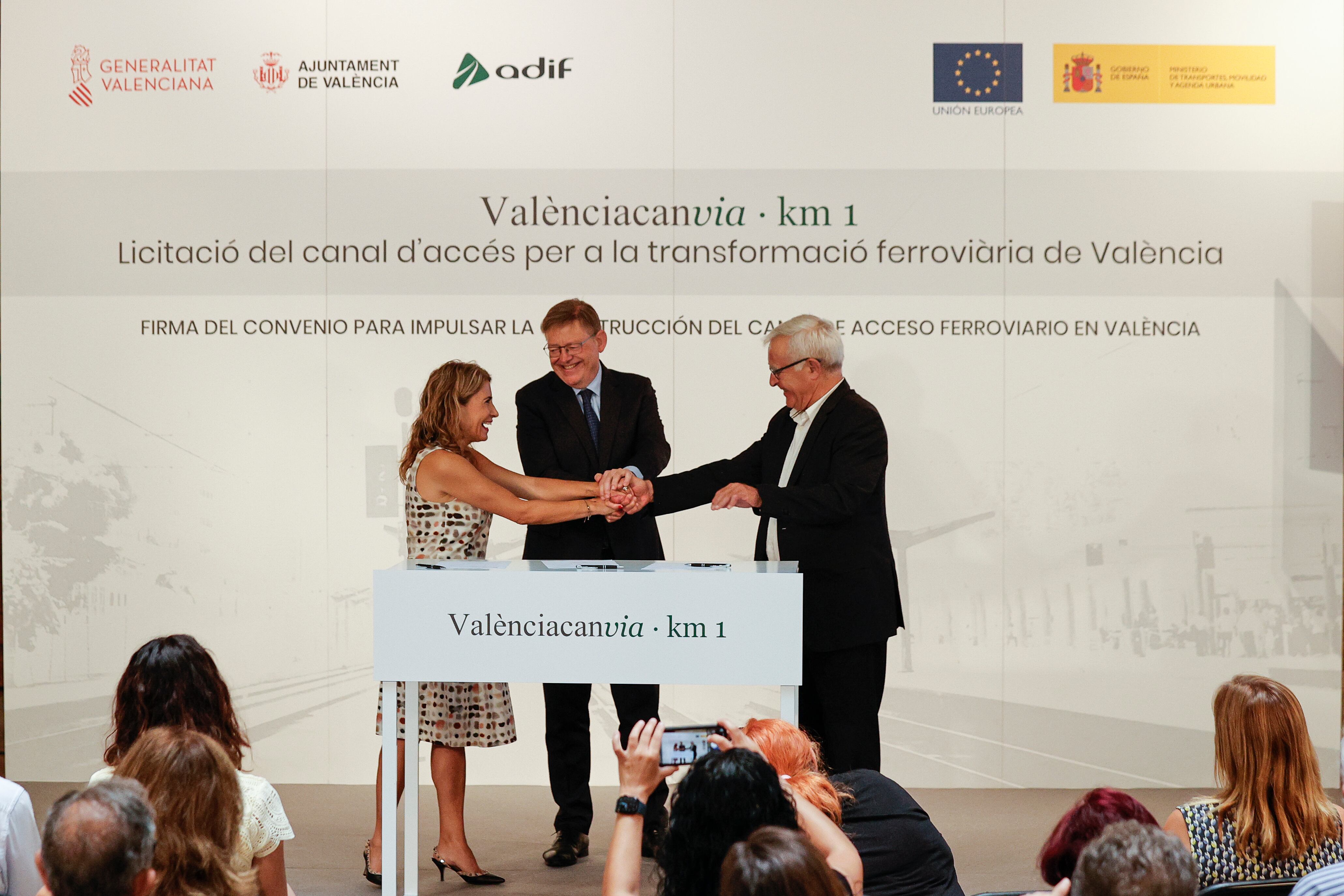 El president de la Generalitat, Ximo Puig, la ministra de Transportes, Raquel Sánchez, y el alcalde de València, Joan Ribó, tras la firma del convenio para la construcción del canal de acceso ferroviario a València