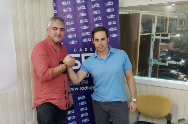 El fotógrafo Miguel Ángel González y el artistas plástico David Saborido, protagonistas de la exposición, en el estudio de Radio Jerez