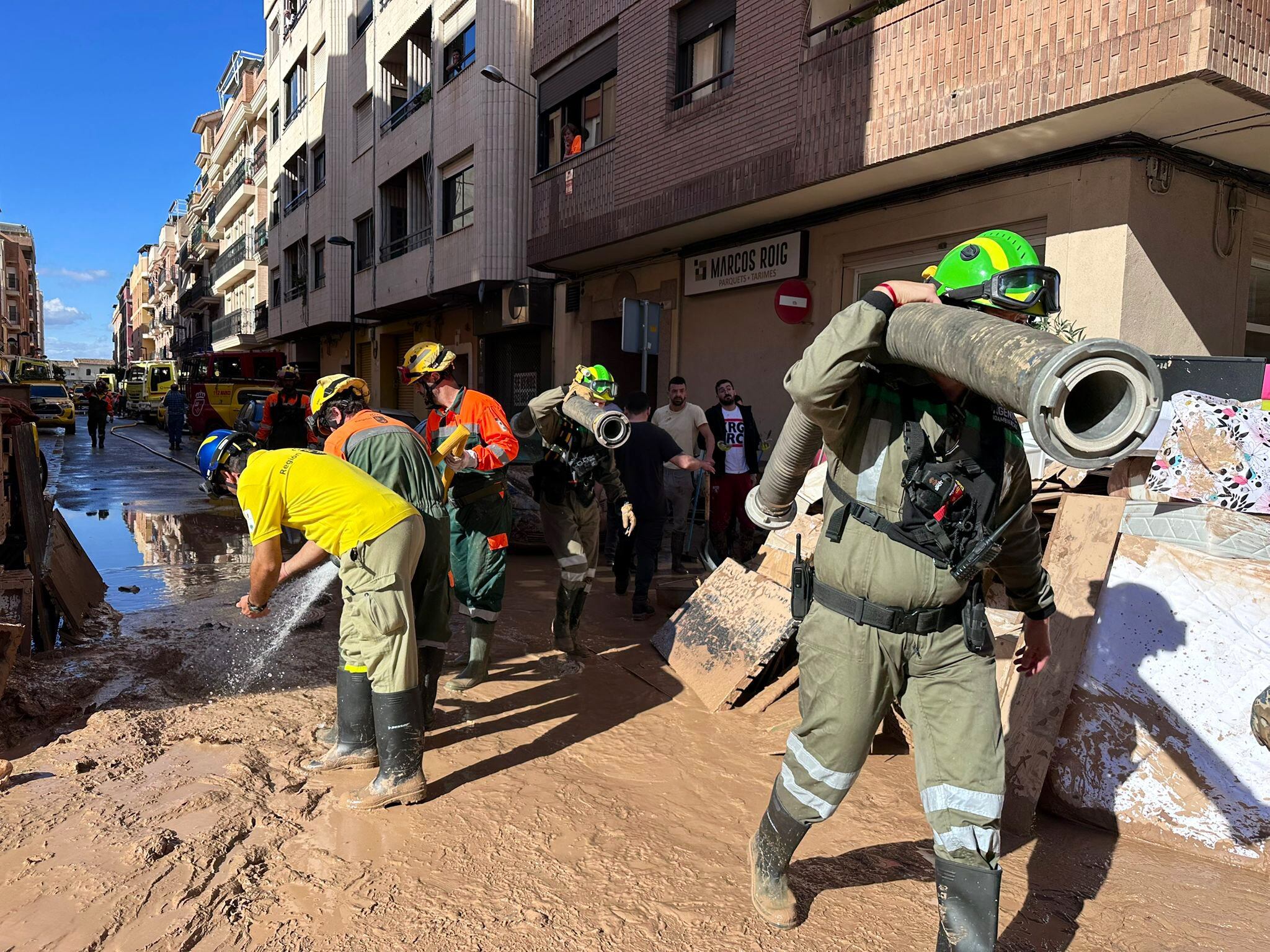 agentes medioambientales, bomberos forestales  y técnicos del la Región de Murcia comparten con los voluntarios de Algemesí los esfuerzos por ayudar a su población