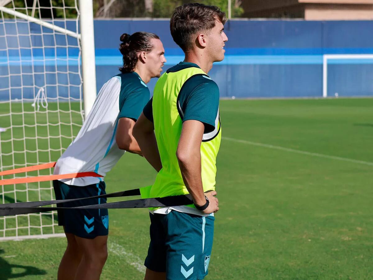 El defensa Ángel Recio principal novedad en el entrenamiento del Málaga