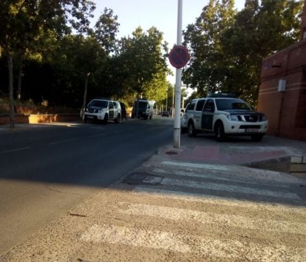 Vehículos de la Guardia Civil en la calle Fernando el Santo