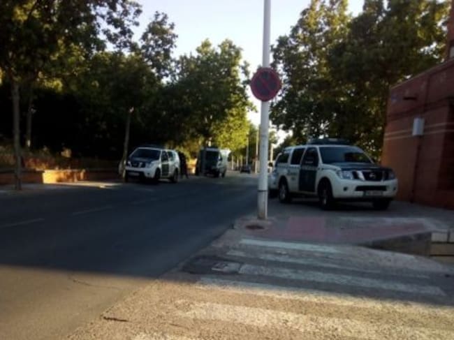 Vehículos de la Guardia Civil en la calle Fernando el Santo