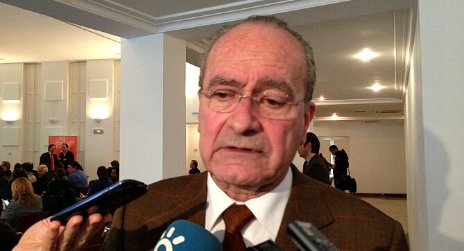 El alcalde de Málaga, Francisco de la Torre, habla del abucheo durante el acto de la berza carnavalesca ante la prensa