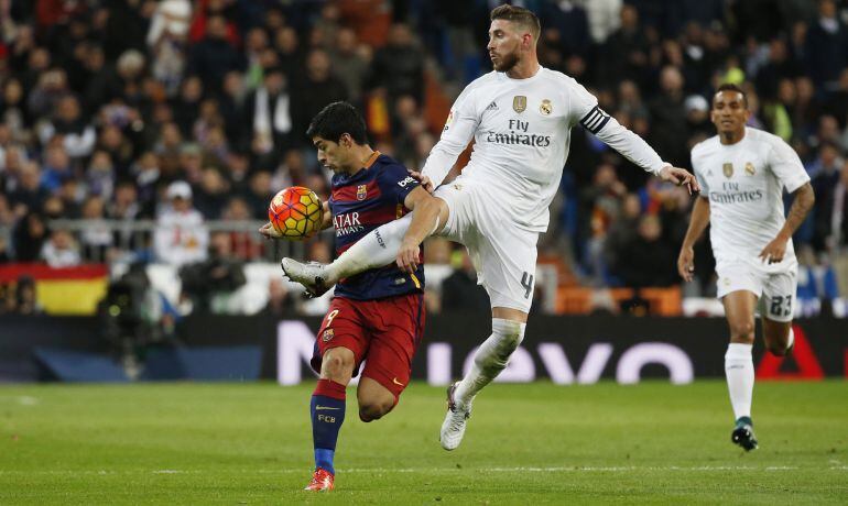 Sergio Ramos, ante Luis Suárez.