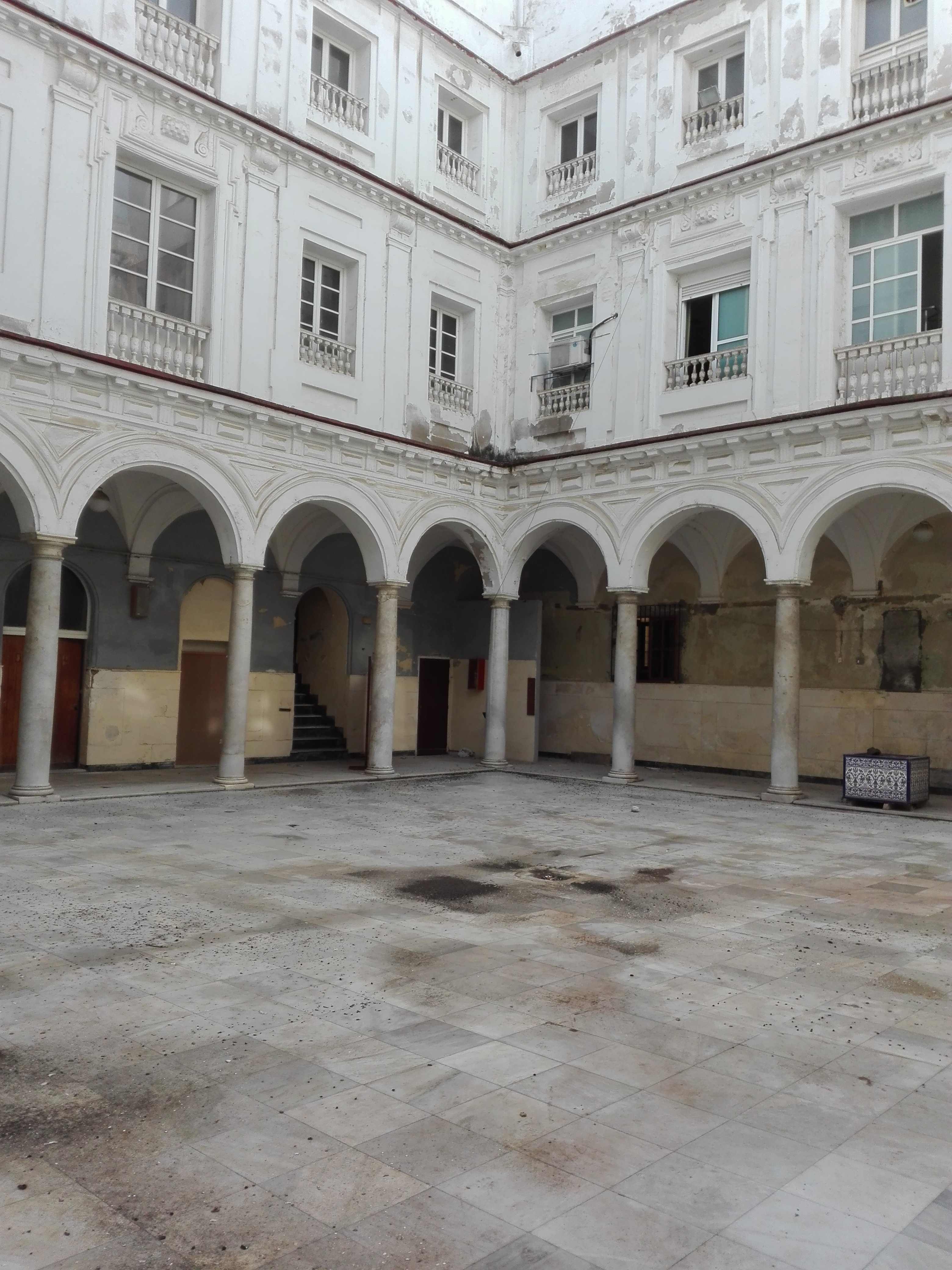 Patio del Instituto Santa María del Rosario.