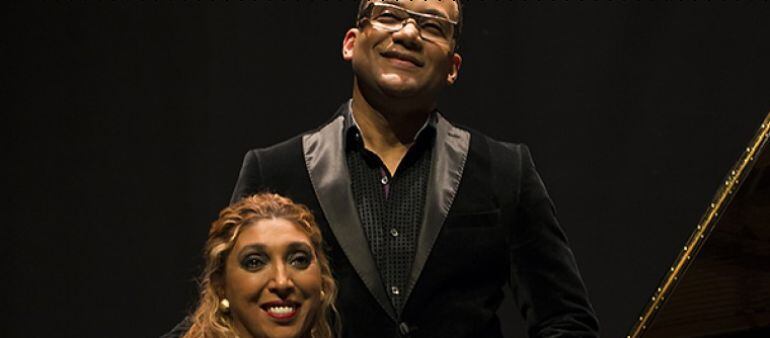 La cantaora sevillana Esperanza Fernández junto al pianista cubano Gonzalo Rubalcaba tras su actuación en el Maestranza