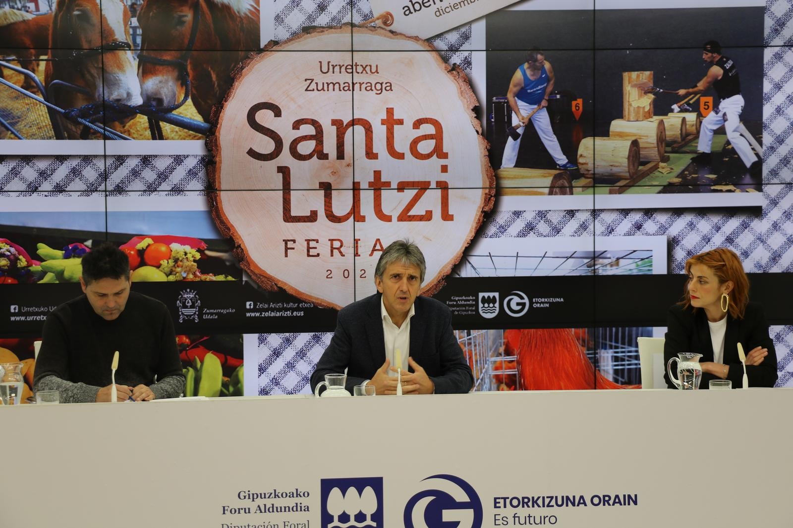 Mikel Serrano (alcalde de Zumarraga), Xabier Arruti (director de Agricultura de Gipzukoa) y Maialen Fidalgo (edil de Urretxu), en la presentación de la Feria de Santa Lucía 2022.