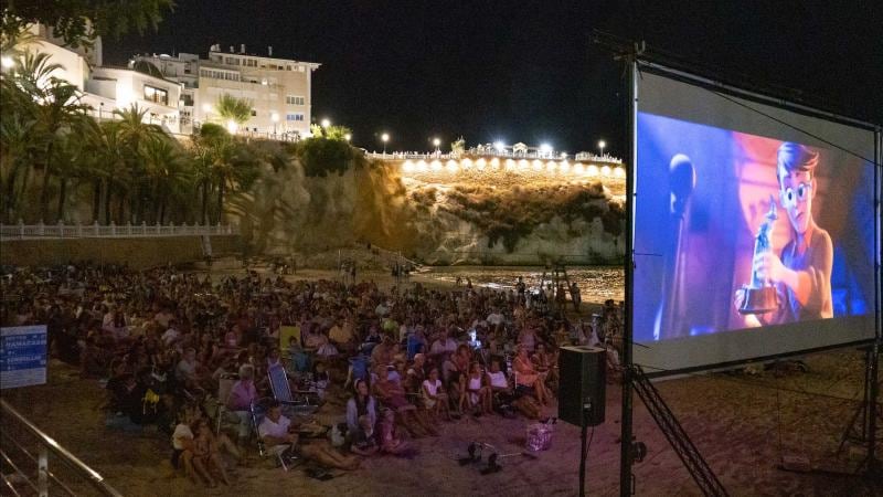 La playa de Mal Pas durante una proyección de cine / Benidorm