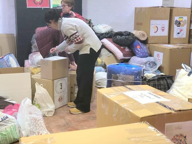 Voluntarios del Grupo Abril de Elda empaquetando la ayuda