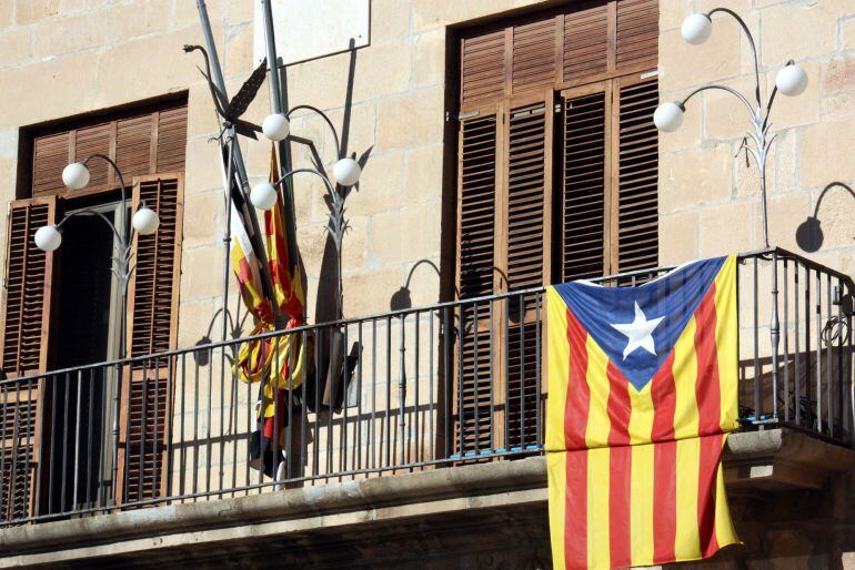 El Parlament tomba la proposició de llei del PPC per sancionar l'ús d'estelades en espais públics