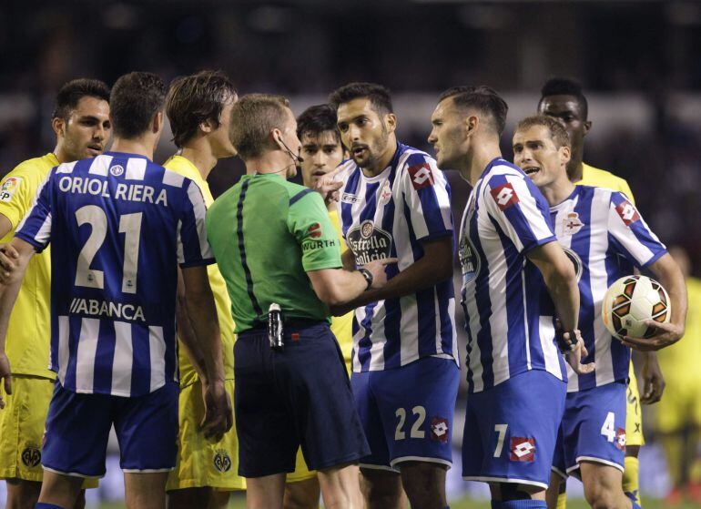 El centrocampista costarricense del Deportivo de la Coruña, Celso Borges, conversa con el colegiado Hernández Hernández