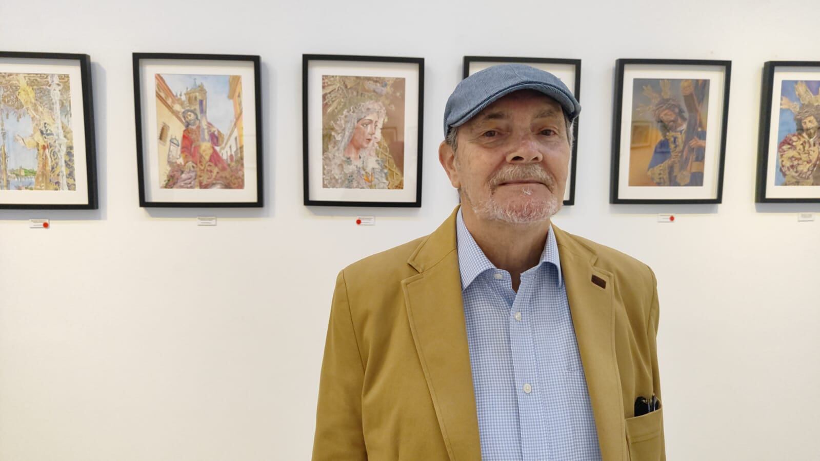José María Calama, ante algunas de las obras de su exposición en el Ateneo a beneficio del Centro de Estimulación Precoz Cristo del Buen Fin