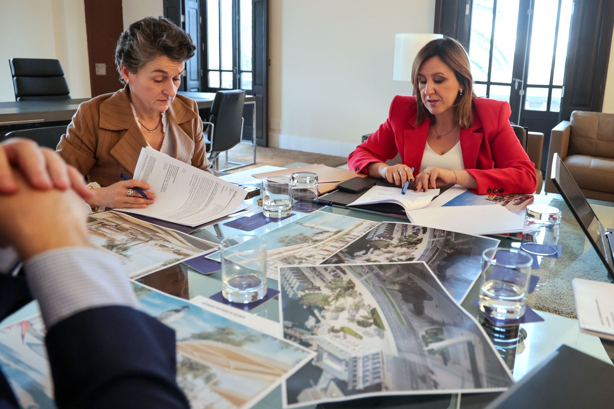 La alcaldesa María José Catalá y la presidenta de la Autoridad Portuaria de València, Mar Chao, durante la primera reunión del Organismo Interadministrativo de Cooperación.