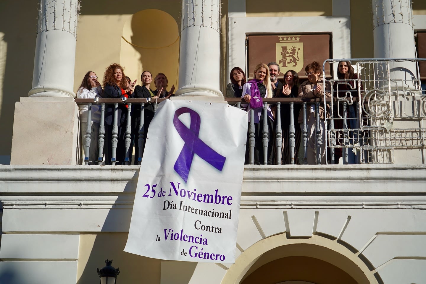 Acto institucional en el Ayuntamiento de Badajoz por el 25N