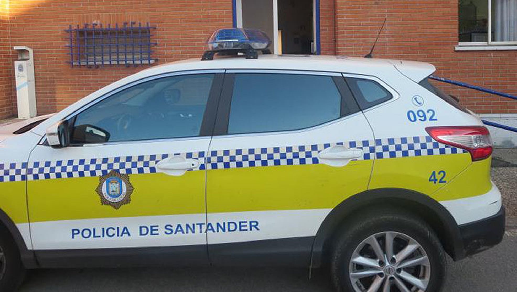 Un coche de Policía Local en Santander.