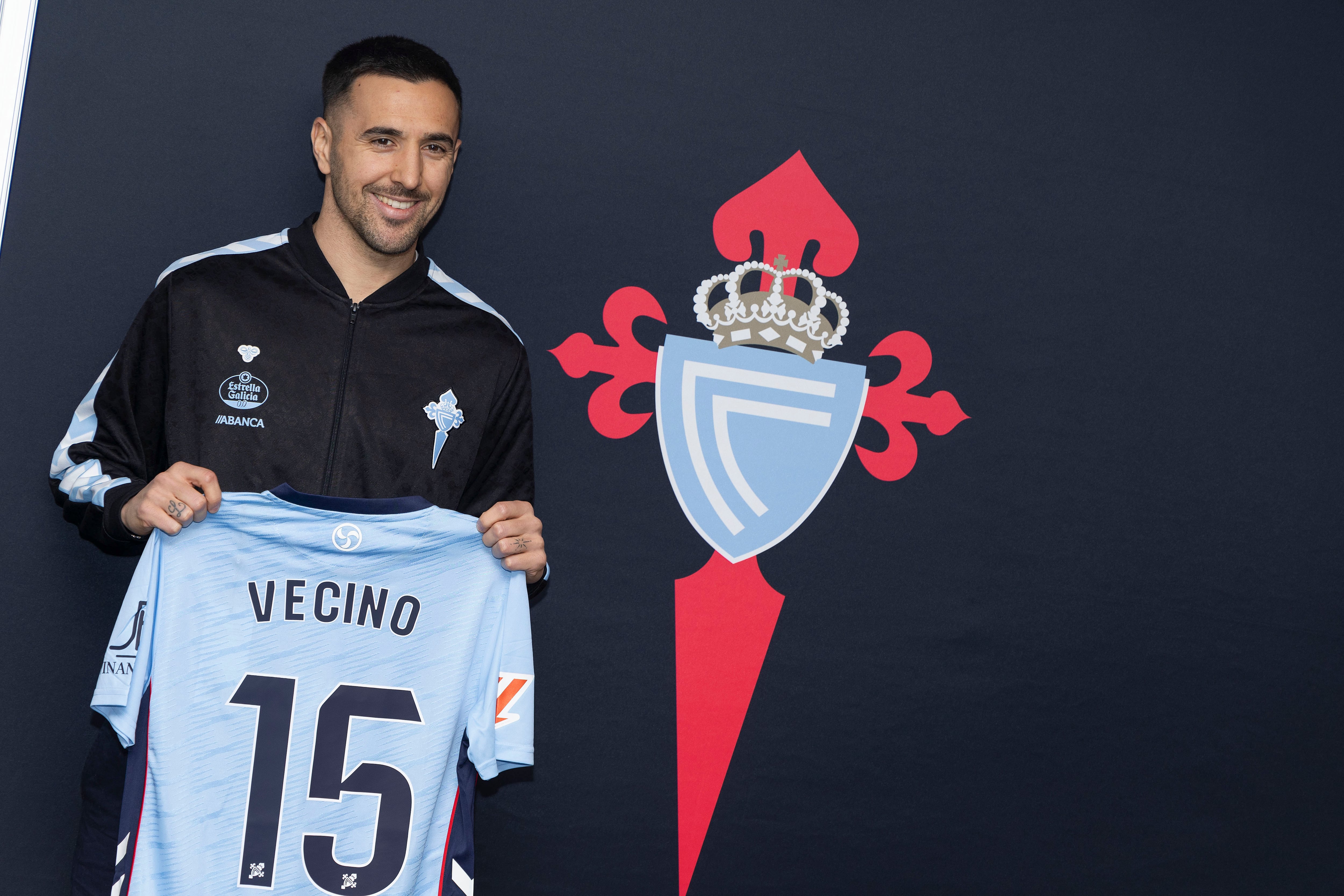 VIGO (GALICIA), 03/02/2026.- El nuevo centrocampista del Celta de Vigo, el uruguayo Matias Vecino, durante su presentación este martes, en Vigo (Galicia). El internacional uruguayo Matías Vecino, nuevo futbolista del Celta, no escondió este martes su satisfacción por dar el salto al fútbol español después de una larga etapa en Italia, donde defendió las camisetas de Fiorentina, Cagliari, Empoli, Inter y Lazio. EFE/ Salvador Sas