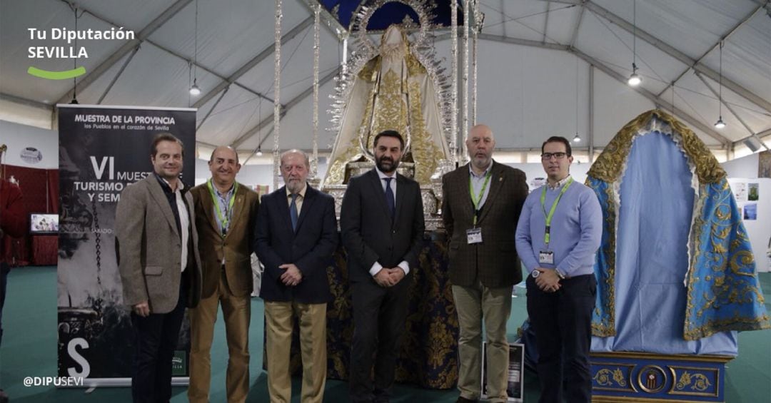 En el centro de la imagen, el presidente de la Diputación, Fernando Rodríguez Villalobos, y el consejero de Turismo, Francisco Javier Fernández, en la VI Muestra de Turismo Religioso y Semana Santa de la provincia de Sevilla