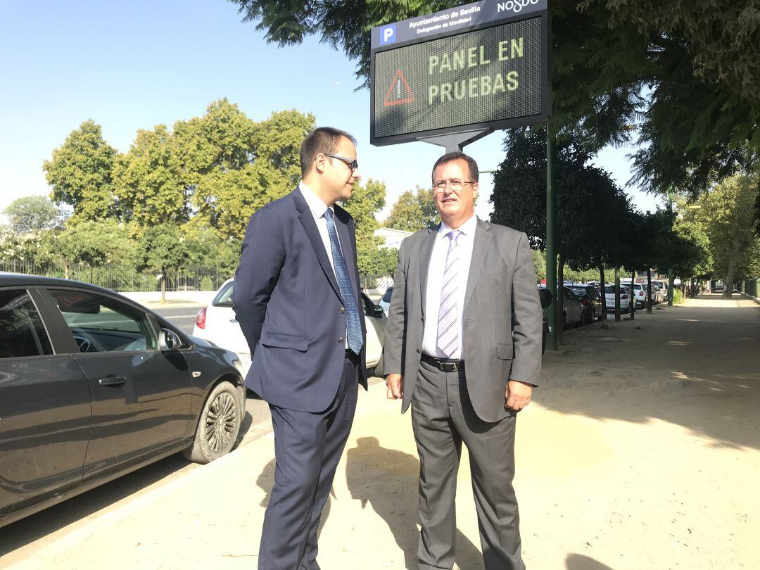 El director del Área de Movilidad, José Lorenzo, junto al delegado de Movilidad, Juan Carlos Cabrera