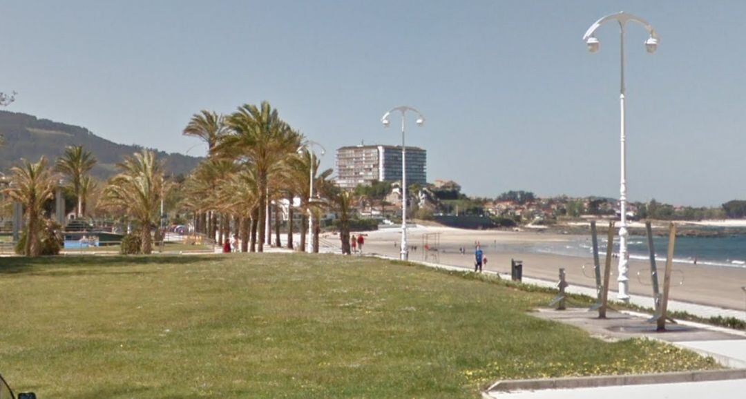 Entorno de Samil con las piscinas al fondo.