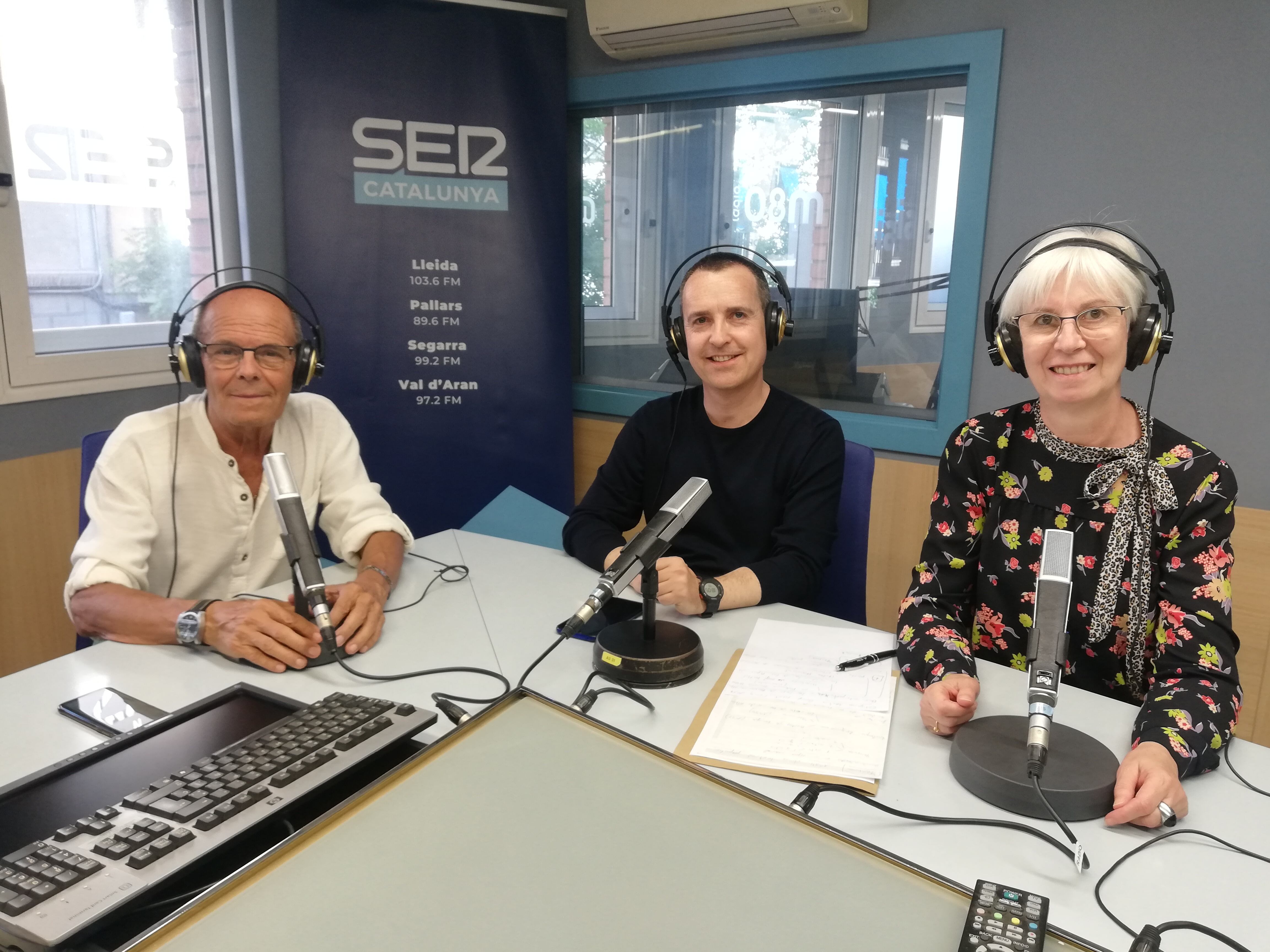 D'esquerra a dreta, Benet Ballespí, d'AEM Belles Arts Teatre; i Albert Masagué i Maria Teresa Casamajó, del Grup Gatzara. Foto: Ràdio Lleida.