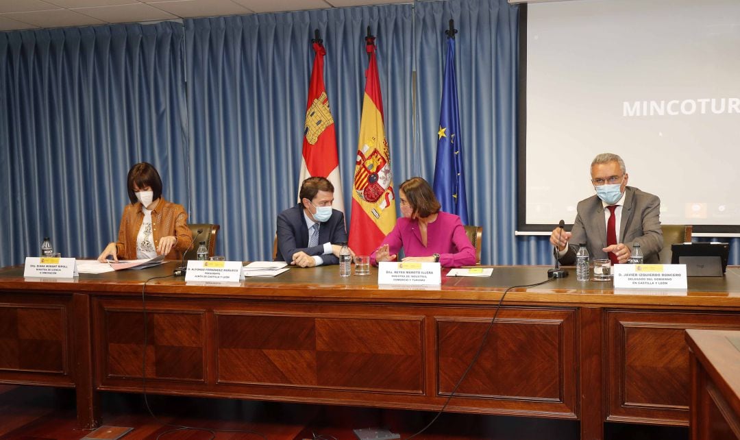 La ministra Reyes Maroto conversa con el presidente  Alfonso Fernández Mañueco en la Mesa de Automoción en Valladolid