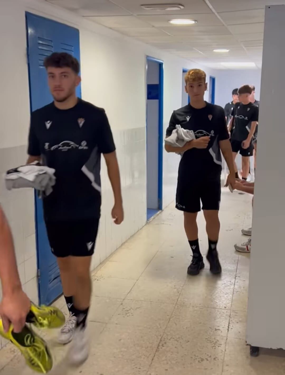 Jugadores salen al campo