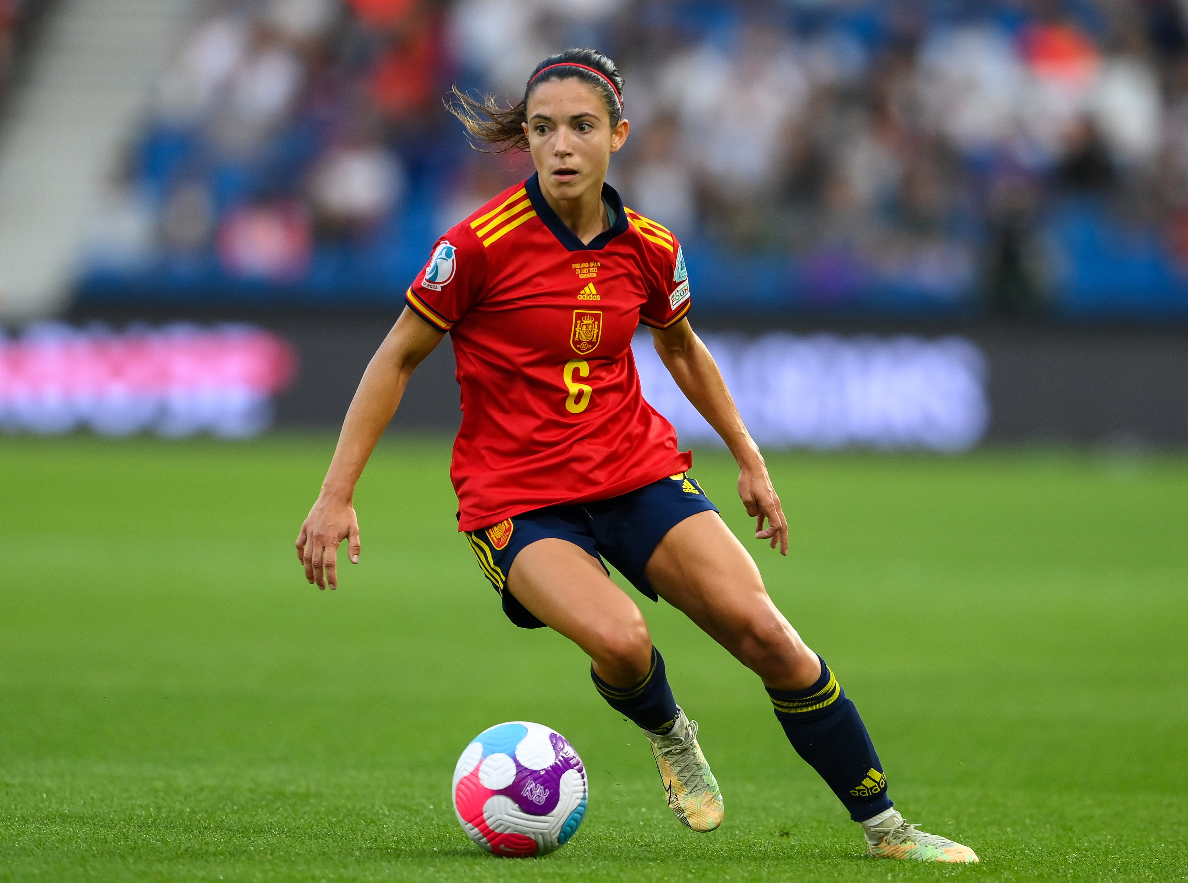 Aitana Bonmatí controla el esférico durante el Inglaterra 2-1 España de cuartos de la Eurocopa Femenina 2022.