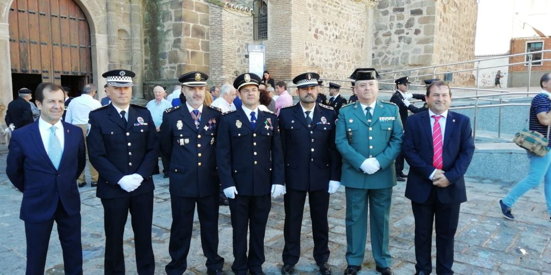 Representantes municipales y de los tres cuerpos de seguridad con presencia en Puertollano durante la celebración de los Ángeles Custodios 