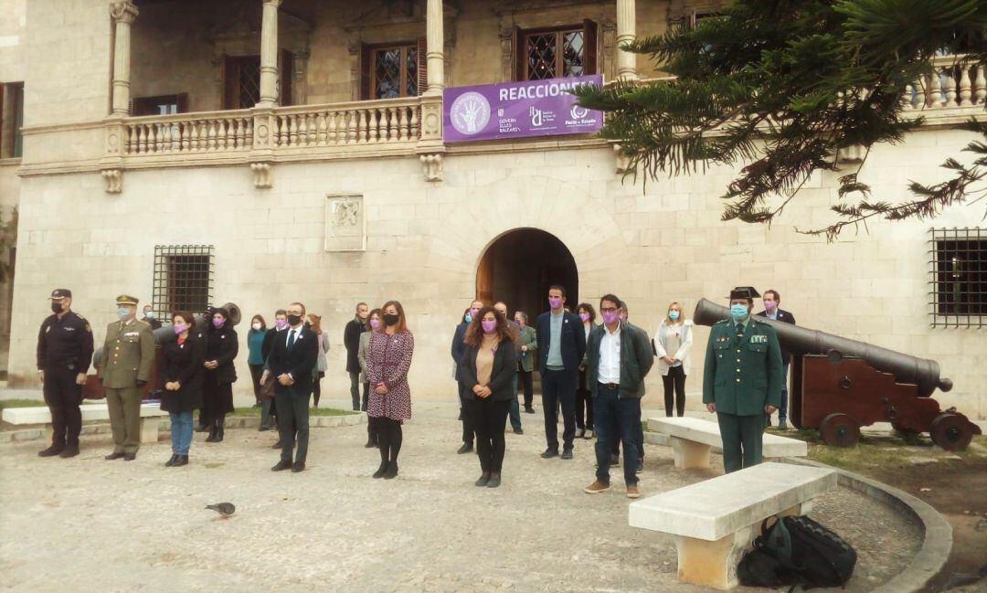 Minuto de silencio en Consolat de Mar por el Día Internacional de Eliminación de la Violencia contra las Mujeres.