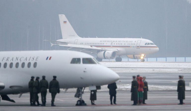 ZE01 MINSK (BIELORRUSIA), 11/02/2015.- Los aviones del presidente francés, François Hollande (i), y de la canciller alemana, Angela Merkel (d), a su llegada al aeropuerto de Minsk, Bielorrusia, hoy, 11 de febrero de 2015, antes de la cumbre de mandatarios