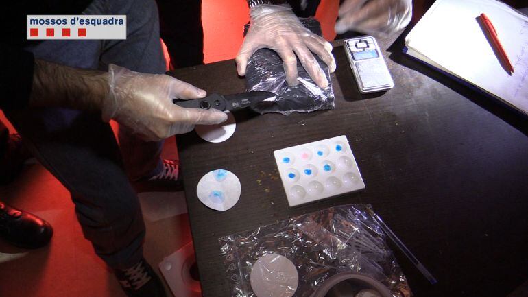 Un agent aplica reactius per confirmar que la droga localitzada és cocaïna en l'operatiu del gener