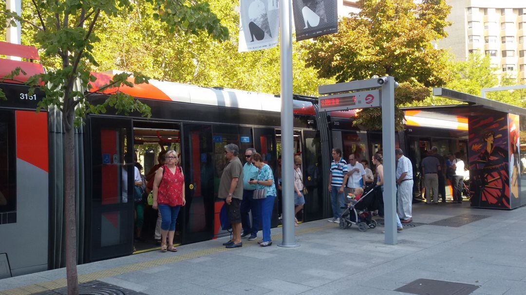 Parada del tranvía en la Plaza Aragón 