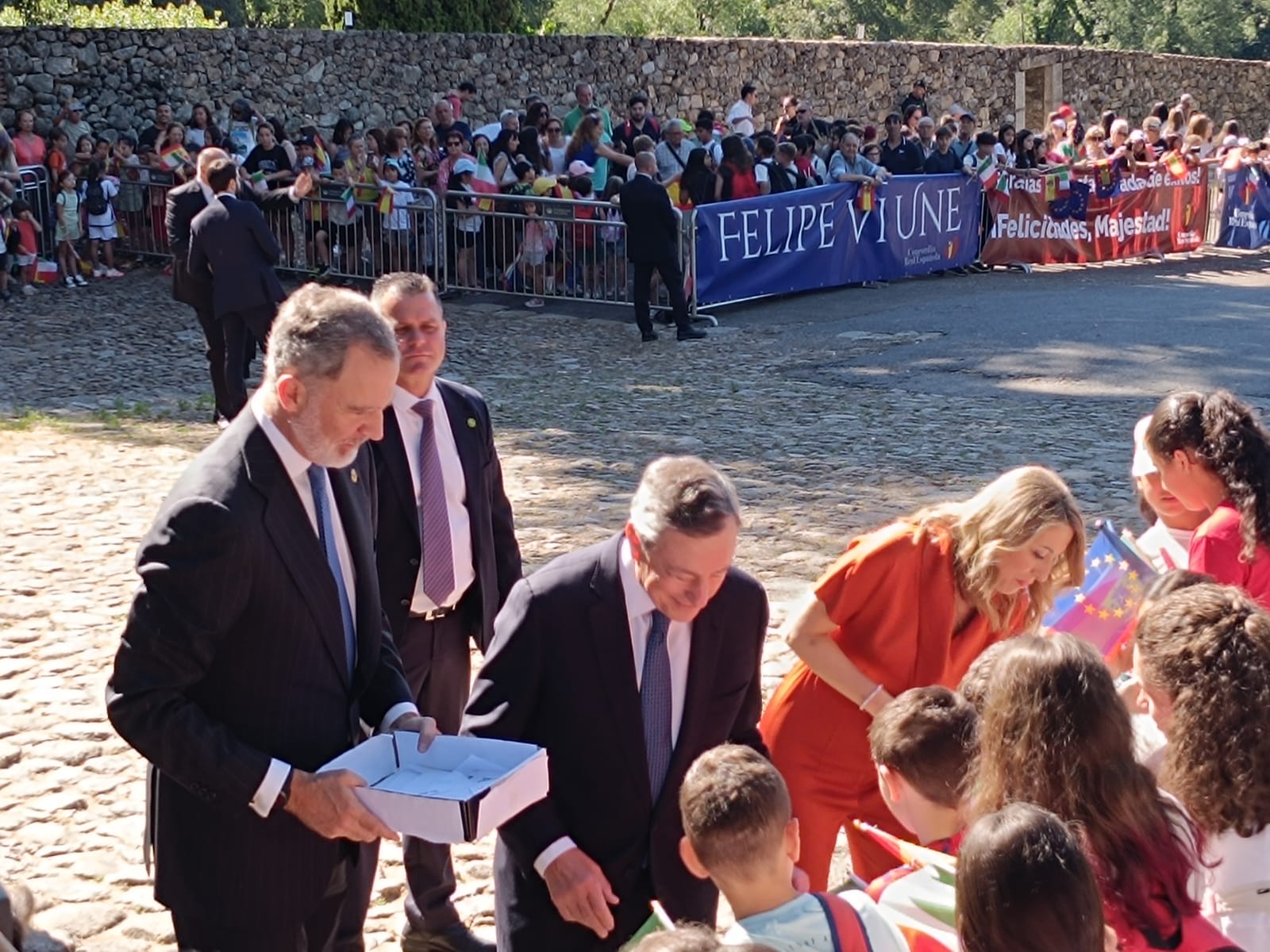 Felipe VI, Mario Draghi y María Guardiola saludan a los escolares a la llegada a Yuste