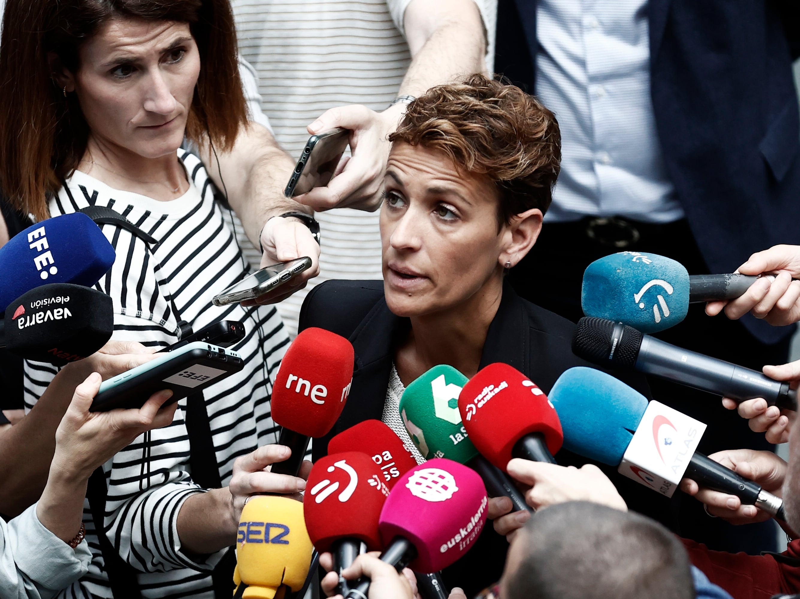 La candidata a presidir el Gobierno de Navarra, María Chivite, atiende a los medios de comunicación tras la primera ronda de contactos que ha mantenido con Geroa Bai y Contigo Navarra-Nafarroa Zurekin para intentar formar Gobierno