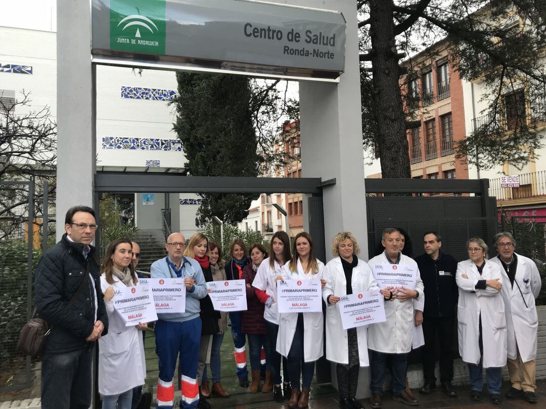 Los profesionales sanitarios se han concentrado este miércoles para volver a visibilizar sus quejas