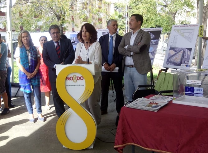 La comisionada para el Polígono Sur, María del Mar González, hace uso de la palabra respaldada por la subdelegada del Gobierno, el alcalde, el delegado de Urbanismo y el del Distrito Sur.