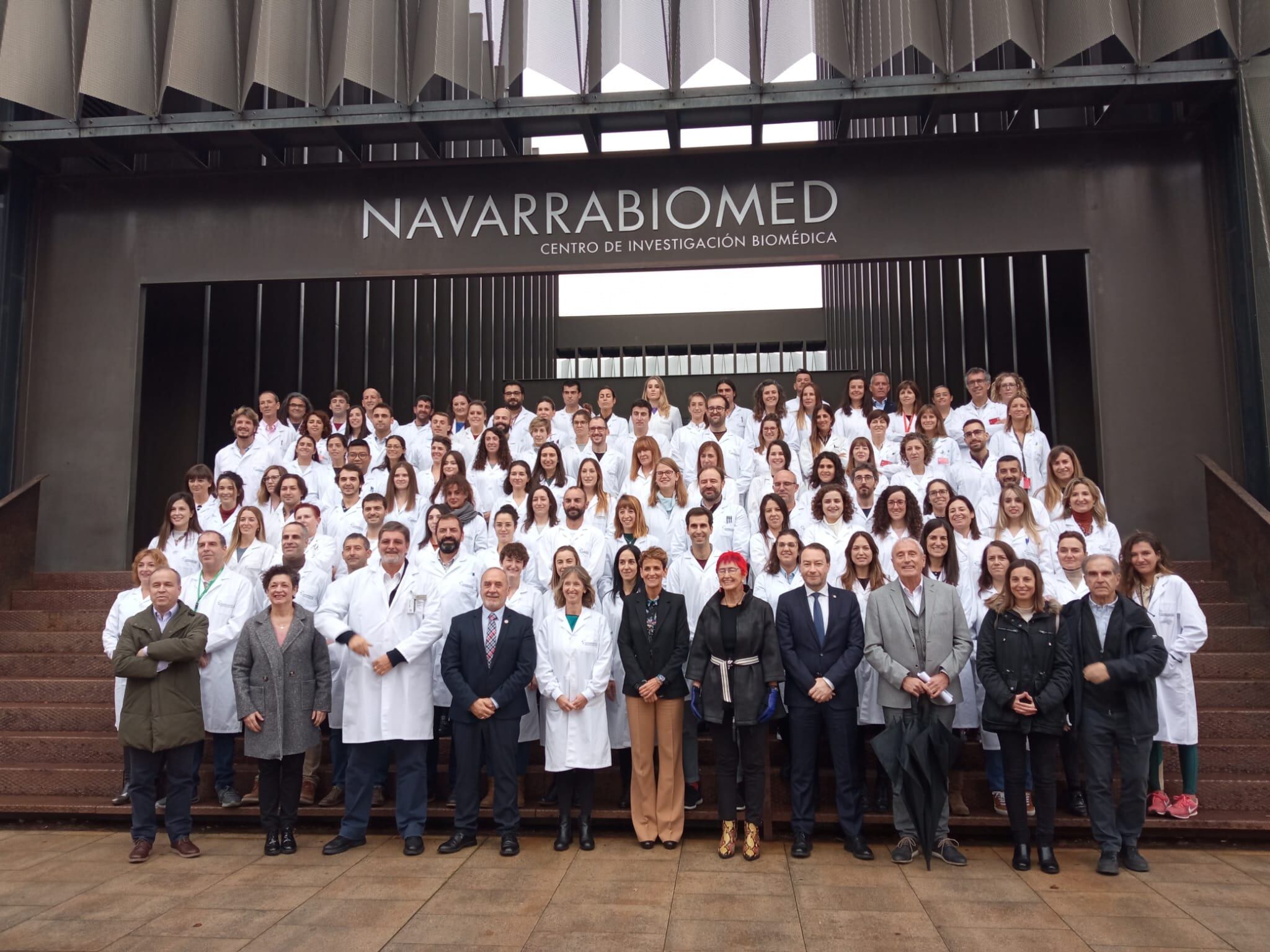 La presidenta de Navarra, María Chivite, junto a la directora del centro Navarrabiomed en Pamplona, Maite Mendioroz, y el grupo de investigación científica