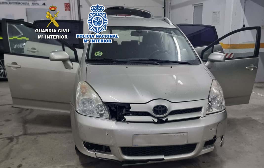 Coche de los ladrones que intentaron robar en la joyería de El Corte Inglés de A Coruña