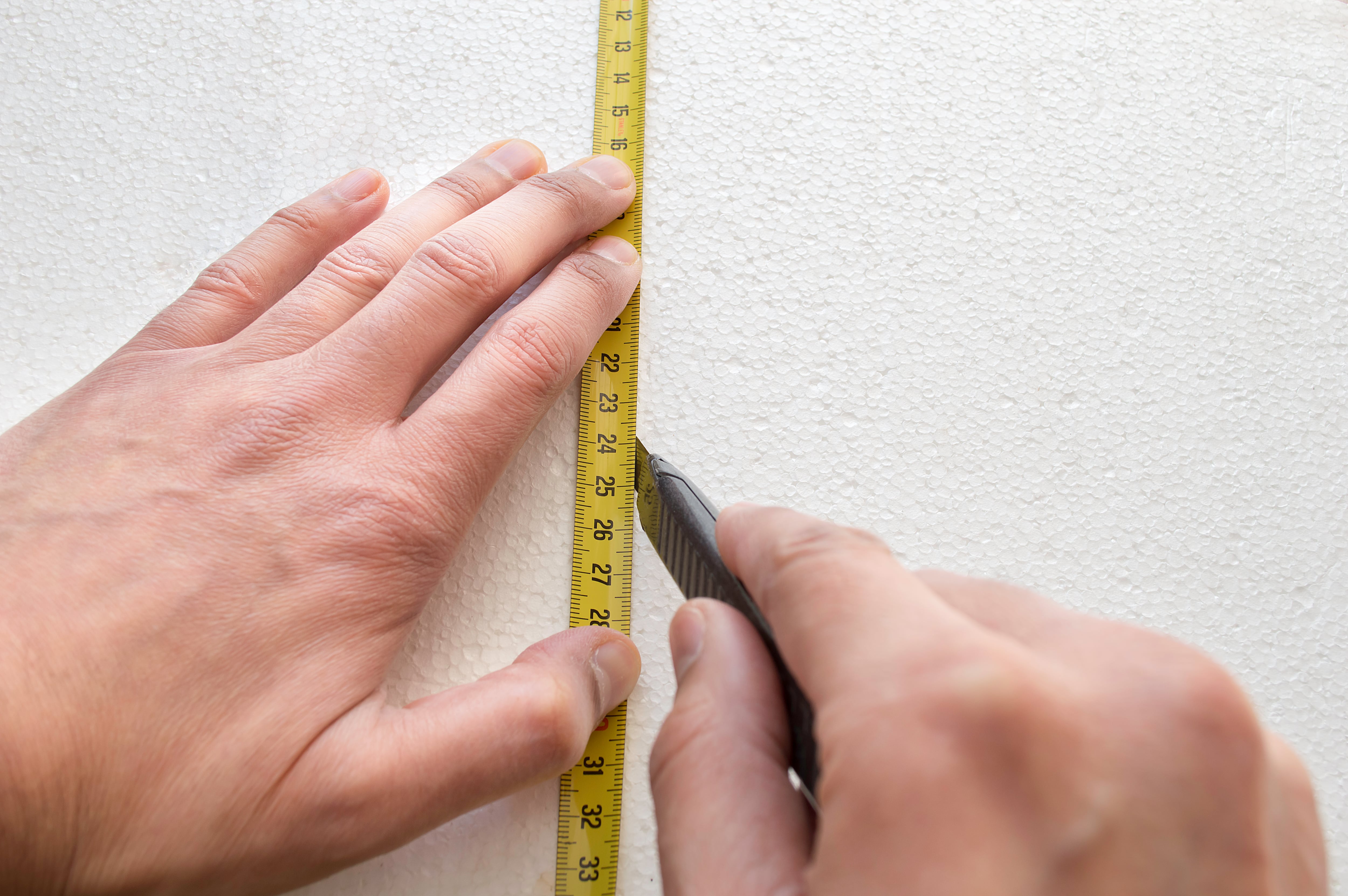 Persona usando un cúter 