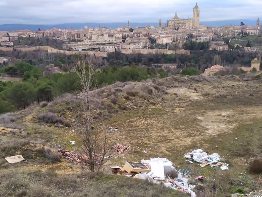 Utilizan la Senda del Asombro como un improvisado vertedero