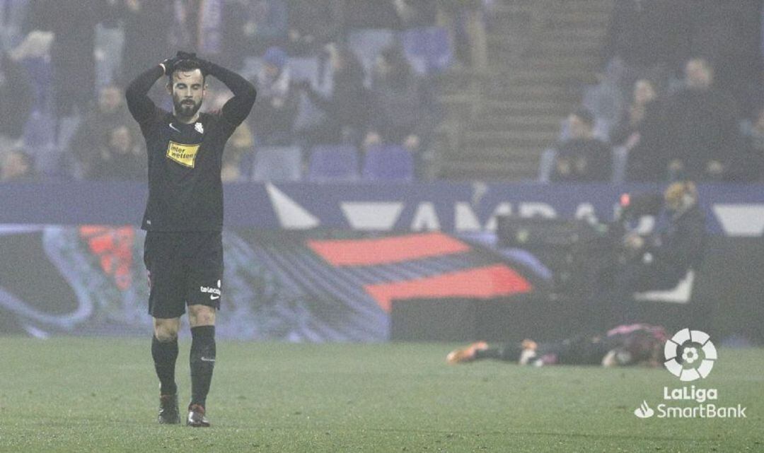 Molinero se lamenta tras un fallo en La Romareda.